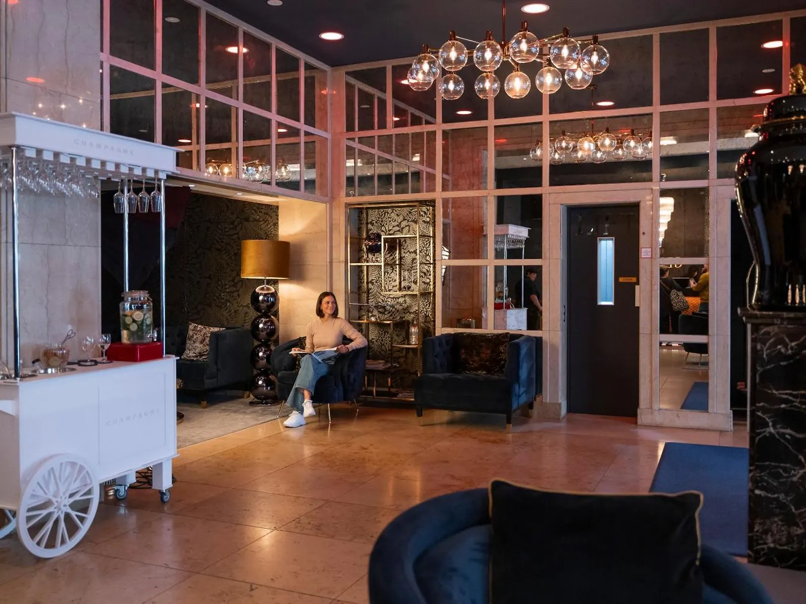 Clubhal van HC VIP Club met gedempt licht en houten details