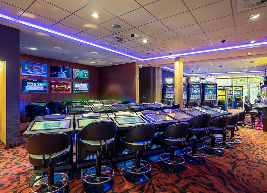 Avondsalon van HC VIP Club met live tafels in warm licht
