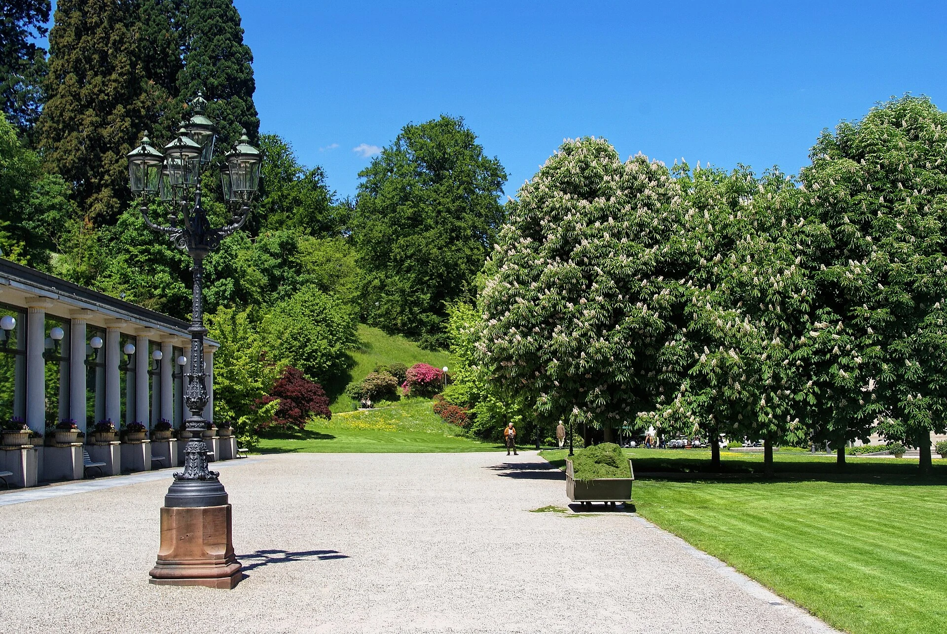 Avondtuin bij HC VIP Club, beschut achter de grachtgevel